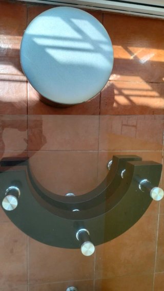 Mesa de centro cristal y taburetes