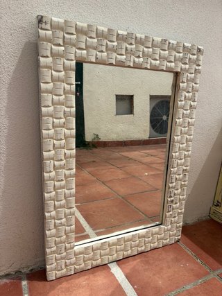 Espejo de madera beige con marco texturizado