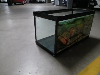 Acuario grande negro y transparente