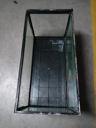 Acuario grande negro y transparente