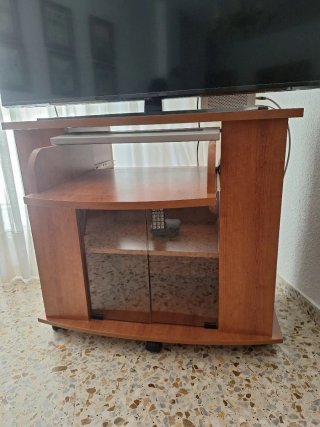 Mesa TV madera con ruedas