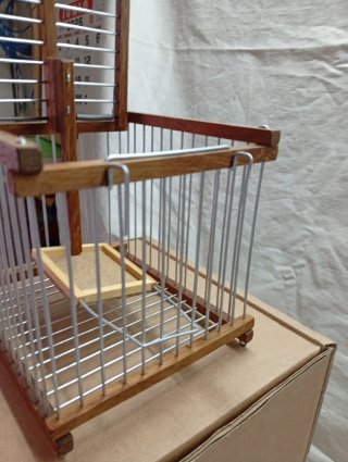 Jaula para pájaros de madera y metal