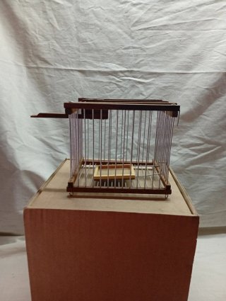 Jaula para pájaros de madera y metal