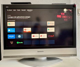 Mueble TV blanco con estanterías + TV Panasonic.