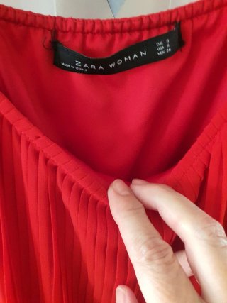 Vestido midi Zara plisado rojo con cinturón