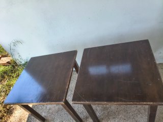 Tavoli in legno marrone (2 unità)