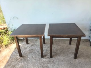 Tavoli in legno marrone (2 unità)
