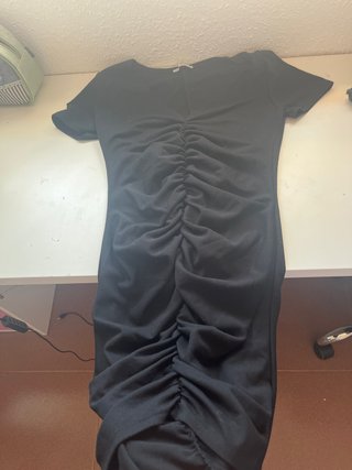 Vestido negro fruncido manga corta
