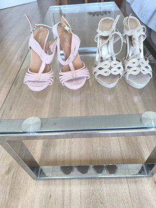 Sandalias de tacón doradas y rosas