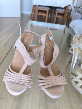 Sandalias de tacón doradas y rosas