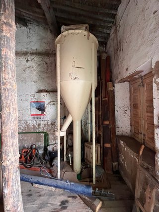 Maquinaria Molino Antigua: Silo, Poleas, Motor