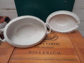 Sopera antigua de porcelana con flores