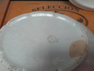 Sopera antigua de porcelana con flores