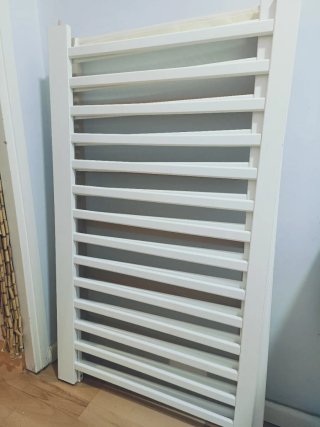 Cuna de madera con cajones, colchón y chichonera