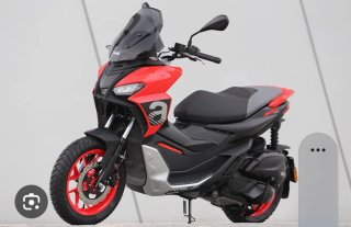 Aprilia Scooter Negra y Roja