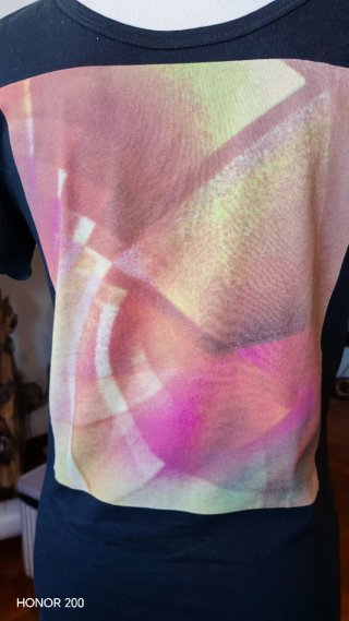 T-shirt uomo nera con stampa multicolor