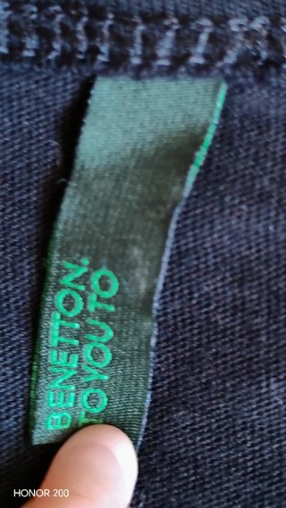 T-shirt uomo nera con stampa multicolor