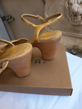 Sandalias doradas Unisa