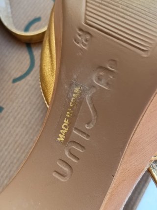 Sandalias doradas Unisa