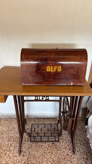 Máquina de coser Alfa antigua