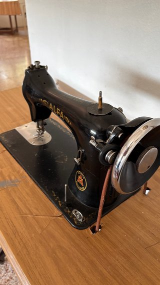 Máquina de coser Alfa antigua