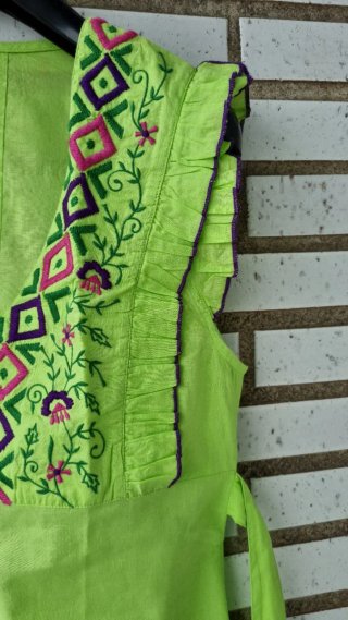 Blusa sin mangas bordada T. M
