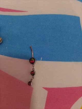 Piercing de ombligo con cerezas