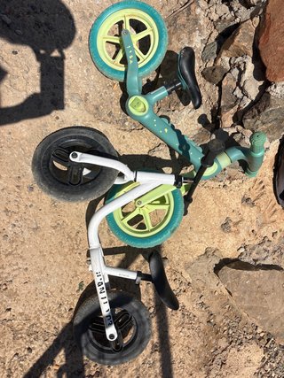 Bicicleta infantil verde y blanca