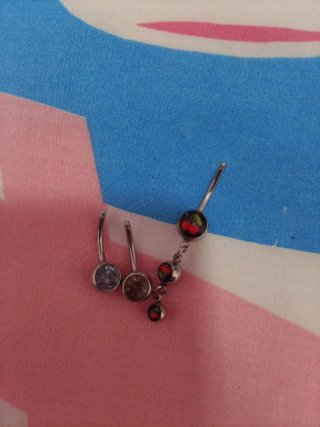 Piercing de ombligo con cerezas