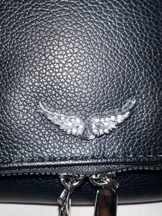 Bolso negro con cadena plateada