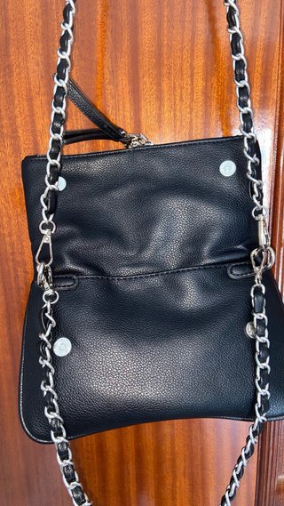 Bolso negro con cadena plateada