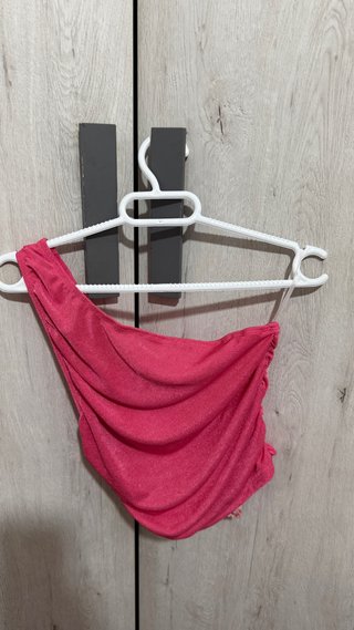 Top rosa asimétrico fruncido