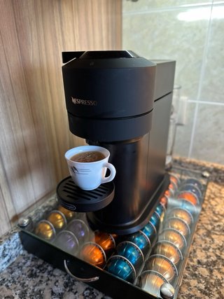 Cafetera Nespresso Vertuo Next Negra + Soporte