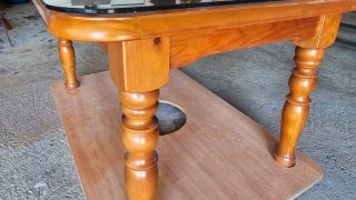 Mesa de madera con tapa de cristal
