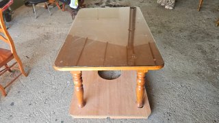 Mesa de madera con tapa de cristal