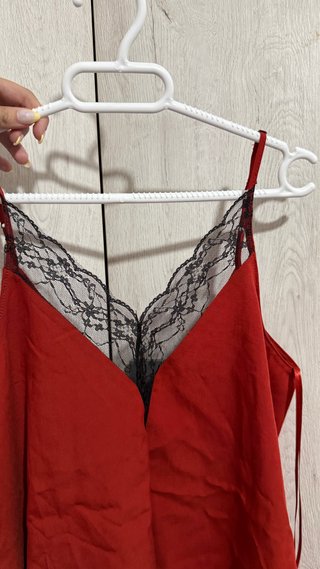 Top lencero rojo con encaje negro Zara