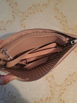 Bolso de mano rosa con perforaciones