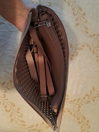 Bolso de mano rosa con perforaciones