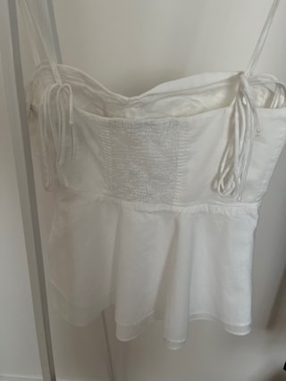 Top blanco con volantes y tirantes