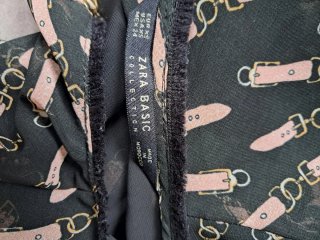 Vestido negro con estampado rosa