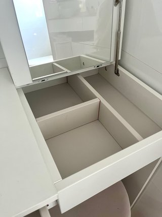 Tocador Ikea blanco con taburete rosa y dorado