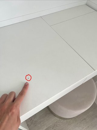Tocador Ikea blanco con taburete rosa y dorado