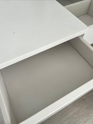 Tocador Ikea blanco con taburete rosa y dorado