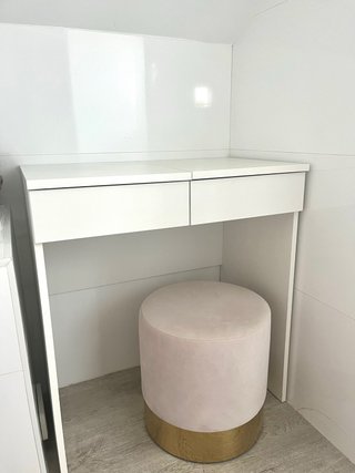 Tocador Ikea blanco con taburete rosa y dorado