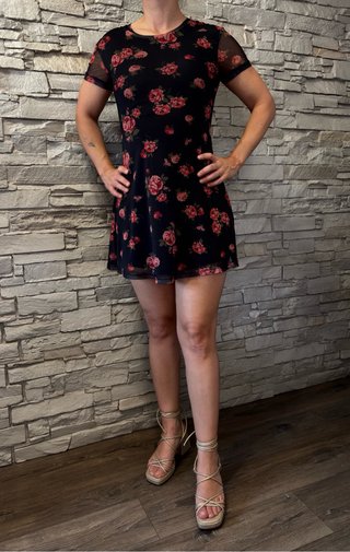 Vestido corto negro con flores rosas