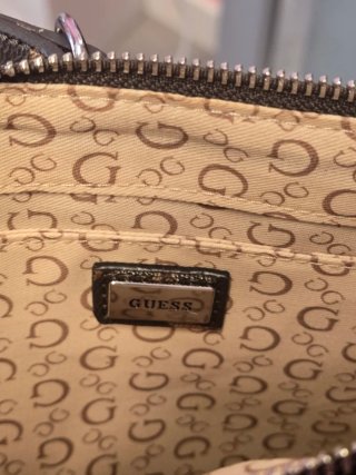 Bolso Guess Monogram Marrón y Beige