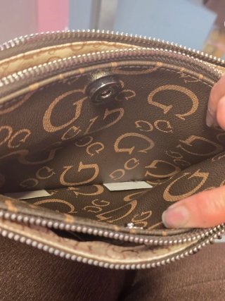 Bolso Guess Monogram Marrón y Beige
