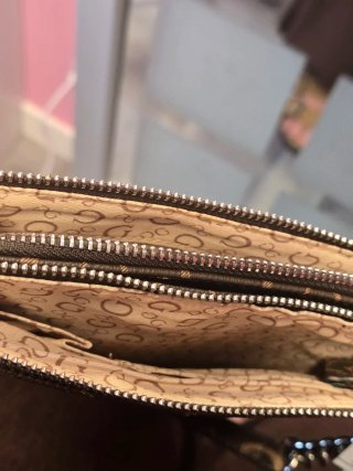 Bolso Guess Monogram Marrón y Beige