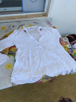 Maglia verde con maniche a sbuffo