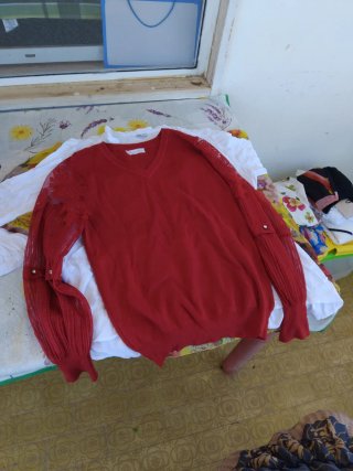 Maglia verde con maniche a sbuffo